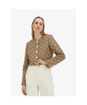 
De JOSH V Remi dames blazer in de kleur Mink is een cropped jasje met een all-over jacquard geweven logopatroon. De cropped blazer heeft een aangesloten fit, JOSH V branded knopen en schoudervullingen. Ga voor de complete co-ord set en combineer de cropped blazer met de bijpassende Hava rok, Leonora shopper en Jinthe slingbacks. Maar ook combineer je het logo jasje perfect met een high waisted jeans of pantalon.
