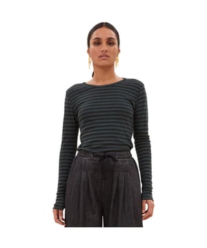 
De basic longsleeve Stripe Top Dried Basil van by-bar is een gestreepte aanwinst in een zachte groen tint voor dames. Dankzij de ronde hals oogt hij fris en draagbaar, ideaal onder een jasje of los op een jeans. De stof combineert polyester, viscose en linnen en voelt zacht en licht op de huid. De lengte valt normaal, dus je draagt hem makkelijk in je favoriete looks. Hij heeft lange mouwen en een vertrouwde pasvorm, dus hij valt precies goed: niet te strak en niet te wijd. De gestreepte print geeft subtiele dynamiek zonder te schreeuwen, waardoor je hem moeiteloos combineert. Bovendien verrijkt hij snel je collectie dames T-shirts & tops doordat hij zowel casual als iets netter werkt. Doordat de stof ademt en iets structuur heeft, voel je meteen dat hij comfortabel zit zonder te knellen. Als merk spreekt by-bar een relaxte, moderne stijl aan die toch vrouwelijk blijft. Steek hem in je broek of laat hem los hangen; in beide gevallen straal je een zorgeloze zelfverzekerdheid uit. Kortom, een fijne groen gestreepte longsleeve die je met plezier draagt.