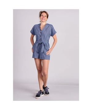 
Ga voor een zomerse en stijlvolle look met de FRNCH Adila Playsuit in blauw gestreept design. Deze korte jumpsuit is gemaakt van een comfortabele textuurstof en heeft een V-hals, korte mouwen en een afneembare riem om je taille te accentueren. De subtiele streepprint geeft een speelse en tijdloze uitstraling, perfect voor casual dagen of zomerse uitjes. Combineer met sandalen voor een relaxte look of met hakken voor een chique touch.
Product details:

Playsuit met textuurstof
V-hals
Knoopsluiting
Korte mouwen
Afneembare riem
Zomerse streepprint
Materiaal: 40% katoen, 40% polyester, 20% linnen
Valt normaal op maat
Het model draagt maat S
