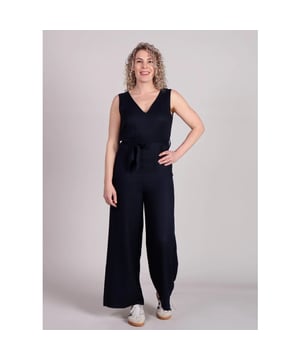 
De FRNCH Pakize jumpsuit in donkerblauw is een stijlvolle en tijdloze keuze. Met een elegante V-hals en een afneembare strikceintuur creëert deze jumpsuit een flatterend silhouet. De mouwloze snit en vloeiende stof zorgen voor een comfortabele, chique uitstraling. De losse pasvorm maakt het de perfecte outfit voor zowel casual als formele gelegenheden. Draag met hakken voor een verfijnde look of combineer met sandalen voor een ontspannen stijl.
Een veelzijdige en elegante jumpsuit die niet in je garderobe mag ontbreken!
Product details:

V-hals voor- en achter
Mouwloos ontwerp
Afneembare strikceintuur
Losse pasvorm
Materiaal: 55% Ramee, 45% Lyocell
Valt normaal op maat
Het model draagt maat S
