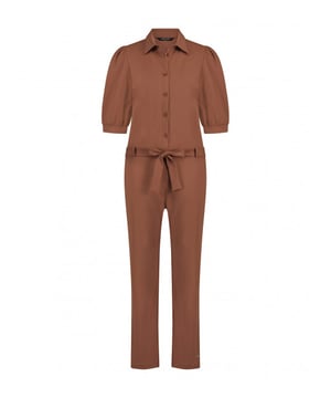 
LADY DAY Jaleesa vind je nu op To Be Dressed. Prachtig en uniek item van premium travelkwaliteit en gemaakt van de volgende materialen: 80%pa/20%el. De jumpsuit Jaleesa is een pak met rechte pijpen, een knopenlijst met normale kraag en driekwart mouwen. Het pak heeft een tailleband met riemlussen en een bijpassende ceintuur. 
Voorop de jumpsuit zitten steekzakken en aan de achterkant kontzakken. 

Pasvorm (maat S):
Mouwlengte: 39 cm
Binnenbeenlengte: 33 INCH/83,82 cm
Totale lengte: 155 cm

Stofsamenstelling: 80% polyamide 20% elastaan