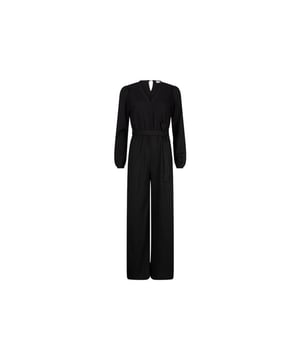 
Deze prachtige jumpsuit van Lofty Manner is een must-have voor de moderne en stijlbewuste vrouw. Met de nummerzestien kledingwebshop kun je deze zwarte jumpsuit nu toevoegen aan je garderobe. Gemaakt van 98% polyester en 2% elastaan, heeft deze jumpsuit een mooie, comfortabele pasvorm die past bij elke gelegenheid.en#10;en#10;Deze luchtige en toch elegante jumpsuit is perfect voor zowel overdag als s avonds. Het mouwloze ontwerp en de lange pijpen zorgen voor een trendy en tijdloze look, terwijl de zwarte kleur voor een chique touch zorgt. Of je nu naar een feestje gaat of gewoon een dagje wilt ontspannen, deze jumpsuit is de ideale outfit.en#10;en#10;Dankzij de hoogwaardige materialen zit deze jumpsuit niet alleen comfortabel, maar behoudt hij ook zijn vorm en kleur na elke wasbeurt. Combineer deze jumpsuit met sneakers voor een casual look of draag hem met hoge hakken voor een elegante touch. Hoe je hem ook draagt, met deze Lofty Manner jumpsuit ben je altijd on-trend en klaar voor elke gelegenheid. Bestel hem nu bij nummerzestien en voeg deze must-have toe aan je collectie!