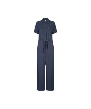 
<p><span>Jumpsuit met korte mouwen van het merk mbyM. Deze jumpsuit voelt heerlijk zacht aan en is een echte eye-catcher! De jumpsuit kun je strakker of losser knopen rond de middel. </span></p>
<ul>
<li><span>Stofsamenstelling: 80% Viscose, 20% Linen</span></li>
<li>Pasvorm: valt normaal. Twijfel je over de maat? Neem contact met ons op en we helpen je graag verder! </li>
</ul>
<!---->