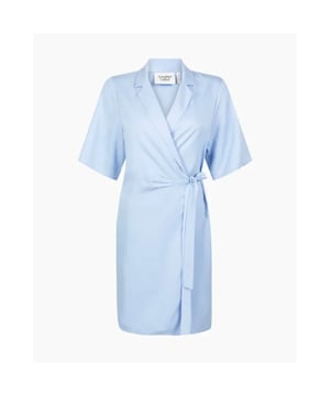 
<p><span style="font-size: 0.875rem;">Jurk van het merk Another Label. De jurk is gemaakt <span>van zachte Lyocell twill, dat een zacht en comfortabel gevoel geeft. Deze jurk maakt deel uit van de "Another Cares"-collectie en bevat meer dan 50% Tencel Lyocell, een duurzame vezel gemaakt van houtpulp met milieuvriendelijke productiemethoden die giftige chemicaliën vermijden.</span></span></p>
<div class="Rte">
<ul>
<li>Stofsamenstelling:<span> </span><span> </span>100% Tencel</li>
<li>Pasvorm: valt normaal. Twijfel je over de maat? Neem contact met ons op en we helpen je graag verder! </li>
</ul>
</div>