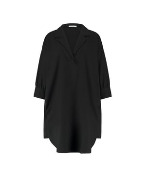 
De Lea dress van BY BAR is een jurk met een V-hals, kraagje, 3/4e wijde mouwen met grote manchetten, steekzakken aan de zijkant en plooien op de mouwen. Deze jurk heeft een ruime fit en is aan de voorkant iets korter dan aan de achterkant. Dit item valt boven de knie en is uitgevoerd in de kleur Black.<br /><br />De stof is gemaakt van polyester.
