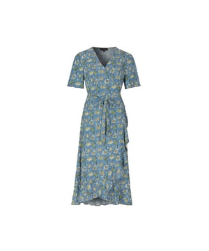 
De Anastasia jurk is al jarenlang een Gmaxx klassieker dat iedere zomer haar weg terug vindt naar de collectie. Door het elegante wikkelmodel, gemaakt van travelkwaliteit blijft de Anastasia jurk een grote favoriet tijdens de warme zomerdagen. Extra details zijn: Midi omslag Allover print Korte mouwen StriksluitingMateriaal:68% Polyamide  32% ElastaanWasvoorschrift:Machinewas max. Fijnwas 30 graden Celsius. Niet in droger