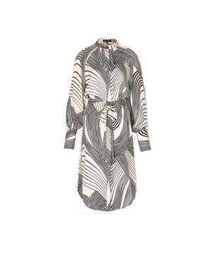 
Grafische prints zijn dit voorjaar weer helemaal hot. De Baylee jurk is voorzien van zo'n print en is gemaakt van de comfortabele yoga stof. De jurk is voorzien van een knoopsluiting en een strikeceintuur rond de taille.Extra details zijn: Yoga stof Allover print Lange mouwen KnoopsluitingMateriaal:100 PolyesterWasvoorschrift:Machinewas max. Fijnwas 30 graden Celsius. Niet in droger
