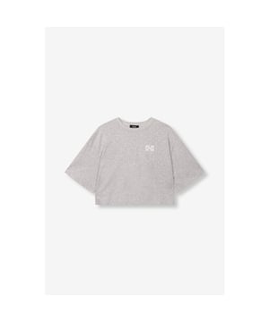 
Dit grijze melee t-shirt van alix the label is een absolute must-have in jouw kledingkast. Het t-shirt is perfect voor elke gelegenheid en kan het hele jaar door gedragen worden. Gemaakt van 100% katoen, is dit shirt niet alleen comfortabel maar ook van hoge kwaliteit. Het heeft een klassieke pasvorm en een ronde hals, waardoor het zowel casual als chic gedragen kan worden. De subtiele grijze melee kleur geeft een stoere twist aan dit dames t-shirt en maakt het gemakkelijk te combineren met verschillende outfits. Upgrade jouw kledingcollectie met dit trendy t-shirt van alix the label en geniet van comfort en stijl in één. Bestel nu en ontvang dit must-have item binnen enkele dagen in huis!