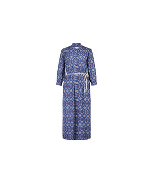 
De GB9232685 Dress Steffi Long van JANE LUSHKA is een lange jurk met lange mouwen met manchet met knoopsluiting en ronde hoge hals met V-inkeping. Bij de schouders is de jurk geplooid en de jurk heeft een doorknoopsluiting. Dit model is uitgevoerd in een all-over print in de kleur Blue.