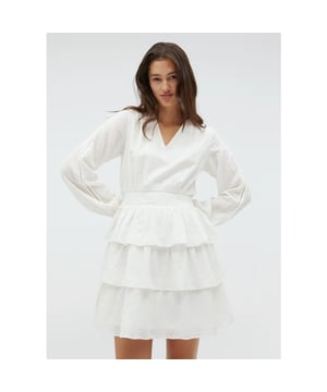 
Heerlijk zomers deze off white jurk Faina van mbyM. De geweven off white jurk met smock details in de taille, heeft een elastische tailleband, lange mouwen met opengewerkte details en elastische mouwzoomen. De off white zomerjurk heeft een V-hals.
Materiaal: 100% katoen. Voering: 100% viscose.