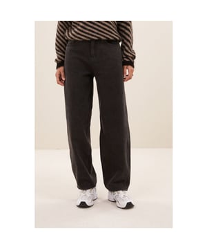 
Kleur: jet black <br>
Materiaal: 100% organic cotton<br>
Het model is 1,75m en draagt maat XS