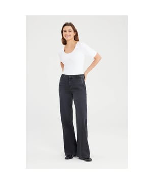 
De black vintage Cup of Joe wide leg pants, gemaakt van 100% katoen, combineren stijl en comfort perfect. De katoenen stof voelt zacht aan. De brede pijpen geven een modieuze uitstraling en veel bewegingsvrijheid. Deze broek is veelzijdig en kan zowel casual als formeel gedragen worden, waardoor het een must-have is voor elke moderne garderobe.