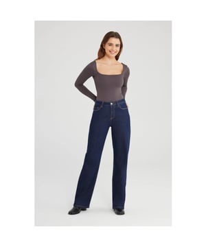 
De Cup of Joe Raw wide straight pants, gemaakt van 99% katoen en 1% elastaan combineren stijl en comfort perfect. De katoenen stof voelt zacht aan. De brede pijpen geven een modieuze uitstraling en veel bewegingsvrijheid. Deze broek is veelzijdig en kan zowel casual als formeel gedragen worden, waardoor het een must-have is voor elke moderne garderobe.