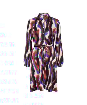 
Deze rode dessin jurk van Vero Moda is een must-have voor elke vrouwelijke kledingkast. Het trendy model, genaamd Frei, valt kort boven de knie wat zorgt voor een speelse en vrouwelijke look. De jurk is voorzien van een mooie kraag met knoopsluiting van boven tot onder. Hierdoor kan je zelf de diepte van de hals bepalen. Bovendien wordt de jurk geleverd met een bijpassende ceintuur, waarmee je jouw taille kan accentueren.en#10;en#10;De stof van de jurk voelt licht geribbeld aan en heeft een prachtig all-over grafisch motief in de kleuren bordeaux, zwart, blauw en off white. Dit zorgt voor een unieke en opvallende look. Daarnaast is de jurk gemaakt van 100% polyester, waardoor het comfortabel zit en heerlijk luchtig is voor de warme zomerdagen.en#10;en#10;Combineer deze jurk met een paar mooie hakken en je bent klaar voor elke gelegenheid. Of je nu naar kantoor gaat of een avondje uit, met deze jurk straal je altijd. Bestel deze prachtige jurk nu in onze kledingwebshop Nummerzestien en geniet van de hoogwaardige kwaliteit en de perfecte pasvorm van Vero Moda. Shop nu en steel de show met deze geweldige jurk!