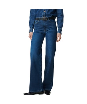 
Deze flared jeans in diepblauwe Celtic-kleur voelt als een elegante keuze voor elke dag. De hoge taille benadrukt je silhouet op een flatterende manier, terwijl de soepele mix van katoen, recycled polyester en elastane zacht meebeweegt met je lichaam. Doordat de broek zich om je heupen legt en vervolgens wijd uitloopt, krijgt je benen een lange, gracieuze lijn zonder geforceerd te lijken. De normale lengte en pasvorm maken het makkelijk om hem te combineren met zowel een nette blouse als een losse top, dus je wisselt moeiteloos van casual naar verzorgd. Het merk Lois levert hier een moderne twist op een klassieke palazzo-vorm, met subtiele structuur en een bijna egale tint. Daarnaast voel je het duurzame karakter terug in de gebruikte materialen; dat geeft net dat beetje extra aandacht. Trek hem aan en ervaar direct een stijlvolle, ontspannen uitstraling die uitnodigt om op te vallen.