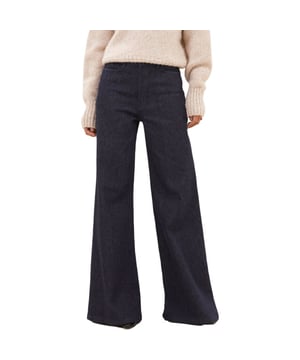 
Femme Nova Blue Pants Dark Denim is een flare broek van het merk BY-BAR in de kleur blauw.