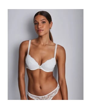 
Ideaal voor kleine maar ook voor de grotere borsten, de Kiss of Love-beha met diep kussen past zich aan alle lichaamsvormen aan. Met zijn transparante, elegante en sexy kant, die hoog op de borsten reikt, biedt het een diepe decolleté met een verleidelijk push-up-effect, terwijl het absoluut comfort en ondersteuning garandeert.

De specifieke kenmerken van de Kiss of love push-up bh:
 * Franse materialen (Leaverskant en borduurwerk)
 * Het comfort van een fijne, stretchcrêpe gemaakt in Italië
 * Een geborduurde band als een kruisstuk die het kruis of de zijkant van de beha accentueert
 * Sprankelende cabochons die je lingerie oplichtenBorduursel midden: 88% polyester, 12% polyamide
Kant: 78% polyamide, 22% elastaan
​​Kant aan de bovenkant van de cup: 92% polyamide, 8% elastaan
​​Voering onderkant: 100% katoen
Voering bovenkant: 100% polyester
Mesh achterkant: 79% polyester, 21% Elastaan