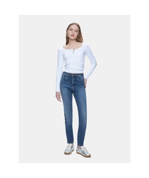 
Deze prachtige skinny fit jeans voor dames is perfect voor iedere gelegenheid. De kleur blue denim is tijdloos en zal nooit uit de mode raken. De jeans is gemaakt van hoogwaardige materialen, namelijk 93% katoen, 4% elastane en 4% polyester. Dit zorgt voor een comfortabele en nauwsluitende pasvorm. De jeans is van het populaire merk LTB dames, wat bekend staat om haar trendy en kwalitatieve kleding. Deze jeans is een must-have item voor elke garderobe en kan eindeloos gecombineerd worden met verschillende tops en schoenen. Bestel hem nu  en ervaar zelf het comfort en de stijl van deze LTB dames jeans.