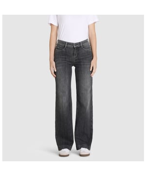 
De grijze denim jeans van MAC Women is een must-have voor elke vrouwelijke kledingkast. De loose fit zorgt voor een nonchalante en stoere look, terwijl de grey denim kleur eenvoudig te combineren is met verschillende outfits. Deze jeans is gemaakt van hoogwaardig materiaal, bestaande uit 75% katoen, 12% modal, 9% polyester en 4% elastaan. Hierdoor biedt de jeans niet alleen comfort, maar behoudt het ook zijn vorm na veelvuldig dragen en wassen. De perfecte pasvorm en het trendy design maken deze jeans een echte eyecatcher. Shop nu  en voeg deze prachtige grey denim jeans van MAC Women toe aan je collectie!