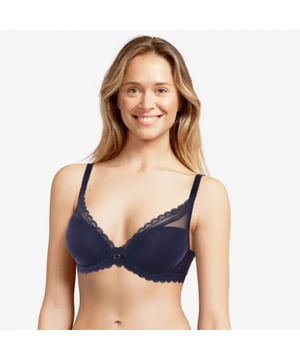 
Lingerie bh t-shirt beha uitgesneden

De zeer vrouwelijke lijn speelt met transparantie en kant voor een verfijnde en eigentijdse look. De gladde afwerking contrasteert met de mix van eenvoudige tule en rijk kant. Het grafische kant brengt een vleugje moderniteit. De flexibiliteit van de stoffen past zich aan alle lichaamsvormen aan. De vorm met een plooiend effect versterkt door een vrouwelijke kanten afwerking. De cup die de borsten subtiel lift en centreert. De stijl combineert kant, tule en eigentijdse details voor een moderne look en om dagelijks te dragen. Een sieraad benadrukt de elegantie van deze bh. Frans ontwerp