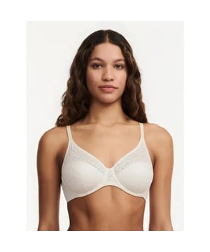 
De Norah Comfort Underwire combineert volledige ondersteuning met ongeëvenaard comfort en wordt jouw nieuwe go-to-bh. De lange, boterzachte band zorgt voor een gladmakend effect op de rug. De bloemdetails over de hele cup zorgen voor een unieke update van je dagelijkse naadloze bh, terwijl ze onzichtbaar blijven onder elk topje.


 * Nieuwe en innovatieve ongevoerde vorm met naadloos comfort


 * Interne naadconstructie langs de onderkant voor extra lift


 * Stretchkant met vrouwelijk bloemmotief


 * Meshvoering langs de bovenkant


 * Doorzichtigheid in het midden


 * Hoge turnpakjeband om de rug glad te strijken


 * Versterkte bandjes voor ondersteuning en comfort de hele dag door


 * Labelloze band


 * Ontworpen in Frankrijk


Tips van onze Fit Experts

"Wauw! Eindelijk de bh waar alle fitters op hebben gewacht! Ik vind het geweldig dat deze bh dezelfde ondersteuning biedt als een cup met naad, maar dan met de dekking en onzichtbaarheid van een T-shirt-bh. Perfect voor iedereen die een naadloze look wil. En Comfortabeler en boterzacht kan niet!"


Redacteur beoordelingen

"Chantelle is een opvallend merk in Franse lingerie geworden met zijn lijn comfortabele, stijlvolle, duurzame bh's die beschikbaar zijn voor alle bustetypes."