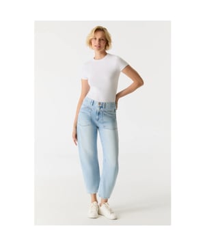 
Deze prachtige blauwe spijkerbroek van het merk COJ is een must-have voor elke vrouwelijke kledingkast! De jeans heeft een ruime loose fit pasvorm en is gemaakt van 100% katoen, wat zorgt voor een comfortabele en ademende stof. De subtiele en tijdloze blauwe denim kleur is eenvoudig te combineren met elke outfit en geeft een stoere uitstraling. De broek is voorzien van handige riemlussen, waardoor je hem eenvoudig kunt stylen met je favoriete riem. Of je nu kiest voor een casual look met een basic t-shirt of een wat chiquere look met een blouse, deze jeans is altijd de perfecte keuze. Bestel hem nu  en voeg deze trendy en veelzijdige spijkerbroek toe aan jouw garderobe!