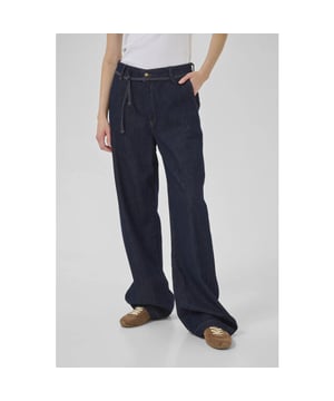 
Kleur: Dark Blue Un-Wash <br>
Materiaal: 100% katoen