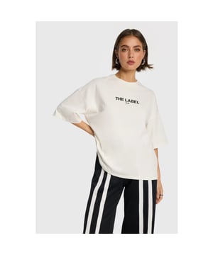 
Kleur: SOFT WHITE <br>
Materiaal: 100% katoen<br>
Het model is 1,69m en draagt maat S