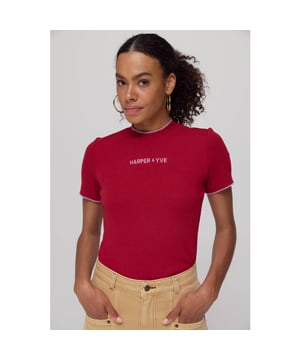 
<p>Bright red for bold moods. De CAMMY top in RUBY RED is een aangesloten ribtop met stretch. De diepe rode kleur geeft pit aan je outfit, terwijl het subtiele geborduurde detail op de borst het geheel afmaakt. Combineer met denim of draag als basis onder een blouse of jasje. A confident colour with an easy fit. </p><br>kleur: ruby red <br>
Materiaal: 46% Viscose, 46% Katoen, 8% Elastaan <br>
Ons model is 174 cm en draagt maat S