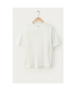 
Deze off-white gekleurde t-shirt van My Jewellery is een must-have voor elke fashionista! Het item heeft een klassieke kraag, wat zorgt voor een stijlvolle touch. Het my lewellery merklogo op de kraag draagt bij aan de luxe uitstraling. De t-shirt heeft een comfortabele pasvorm en is gemaakt van hoogwaardig materiaal, wat zorgt voor een fijn draagcomfort. Deze must-have is perfect te combineren met een stoere sweater voor een casual look, of met een elegante blazer voor een chique uitstraling. Kortom, dit off-white t-shirt is een veelzijdig item dat niet mag ontbreken in jouw kledingkast. Shop nu  en creëer de perfecte outfit voor elke gelegenheid!