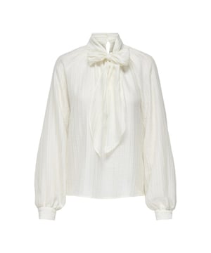 
Deze off-white top van Jacqueline de Yong is een must-have voor elke modieuze vrouw. Gemaakt van een combinatie van 62% polyester en 38% nylon, is deze top niet alleen trendy maar ook van hoogwaardige kwaliteit.en#10;en#10;Het luchtige materiaal zorgt ervoor dat deze top perfect is voor elk seizoen. Of het nu lente, zomer, herfst of winter is, deze top kan altijd gedragen worden en is eenvoudig te combineren met verschillende outfits.en#10;en#10;De top heeft lange mouwen en een ronde hals, waardoor het een veelzijdig kledingstuk is. Of je nu naar kantoor gaat of een avondje uit, deze top is geschikt voor elke gelegenheid.en#10;en#10;Het off-white kleurenpalet geeft de top een tijdloze uitstraling en kan moeiteloos gecombineerd worden met andere kleuren en prints. Het subtiele merklogo van Jacqueline de Yong zorgt voor een classy touch.en#10;en#10;Voeg deze prachtige off-white top toe aan je kledingcollectie en creëer eindeloze stijlvolle looks. Bestel nu en geniet van de perfecte mix van comfort en fashion!