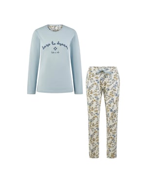 
De lange dames pyjama van By Louise combineert comfort en stijl voor een perfecte nachtrust. Het setje bestaat uit een effen blauw shirt met lange mouwen en een ronde hals, en een broek met een speelse bloemenprint. De pyjama voelt zacht aan op de huid dankzij het gebruik van 100% katoen.