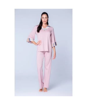 
Lange roze pyjama met inzetstukken van raschelstof - Uniek en bijzonder, deze zomerse damespyjama is gemaakt van licht poederroze effen viscose, met inzetstukken van verfijnde raschelstof in een zig-zig-patroon bij de hals en de mouwen. Deze pyjama is eenvoudig maar verfijnd, ontworpen voor degenen die elegant en chic willen zijn als ze naar bed gaan of thuis blijven.

VERENIGD: 95%VI 5%EA ZIG-ZAG: 89%VI 6%PL 5%PA