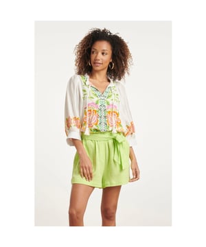 
Stralende elegantie ontmoet zomerse verfijning in de Smashed Lemon Flawless Zomer Top, een onberispelijk stuk van ons dames modemerk dat moeiteloos comfort en stijl combineert. Deze zomer top, ontworpen met een licht bloemenpatroon in levendige blauw- en oranjetinten, voegt een vleugje frisheid toe aan je zomerse garderobe. De Flawless Zomer Top is voorzien van een flatterende V-hals halslijn met een ruches stand, waardoor een subtiel speels element wordt toegevoegd. De halsbandjes bieden de mogelijkheid om de top op verschillende manieren te stylen, waardoor je je eigen unieke look kunt creëren. Gemaakt van 90% rayon, biedt deze top niet alleen een zijdezachte aanraking maar ook een lichte en ademende ervaring. Of je nu een dag op pad gaat of een avondje uit plant, deze top is de belichaming van moeiteloze zomerse elegantie.

 Kenmerken:

 - Licht bloemenpatroon in levendige blauw en oranjetinten voor een frisse uitstraling

 - Flatterende V-hals halslijn met ruches stand voor een