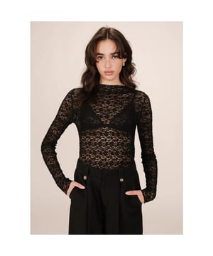 
Op zoek naar een vrouwelijke top met een moderne twist? De SHADY top van Grace & Mila is precies wat je nodig hebt. Deze zwarte top van stretch kant combineert verfijnde elegantie met een vleugje sensualiteit. De hoge halslijn, transparante stof en getailleerde pasvorm accentueren het silhouet op een subtiele, stijlvolle manier.
Wat deze top extra bijzonder maakt? De geschulpte randen langs de hals, manchetten en zoom zorgen voor een delicate, romantische finish. Draag de SHADY top onder een blazer voor een chique avondlook, of combineer met een wijde broek voor een trendy, edgy contrast.
Product details:

Merk: Grace & Mila
Model: SHADY
Kleur: Zwart
Materiaal: 60% polyamide, 30% katoen, 10% elastaan
Pasvorm: Getailleerd
Halslijn: Hooggesloten
Mouwen: Lang
Details: Transparante stretch kant, geschulpte afwerkingen
Wasadvies: Handwas of fijne was op lage temperatuur
