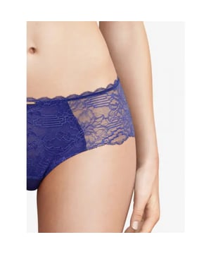 
Maak kennis met onze Shorty, een stuk ontworpen volledig in Leavers kant voor een vleugje elegantie en vrouwelijkheid. De voorkant is gevoerd voor meer ondoorzichtigheid, wat zorgt voor bescheidenheid en comfort. Het kant is voorzichtig geplaatst op de billen, wat een gladmakend effect geeft en een flatterend silhouet creëert. Een kleine strook kant siert de taille, waardoor deze stijlvolle shorty nog meer vrouwelijkheid uitstraalt.

Verfijnde details zijn onder andere een zeer modern rechthoekig merksieraad en een tule inzetstuk op de achterkant, verfraaid met een gouden gesp. Deze elementen verbeteren het algehele ontwerp, waardoor deze shorty zowel eigentijds als luxueus is. Vervaardigd met een samenstelling van 79% polyamide en 21% elastaan voor het kant aan de voorkant en achterkant, 77% polyamide en 23% elastaan voor het kant aan de onderkant, 87% polyamide en 13% elastaan voor het extra kant, 86% polyamide en 14% elastaan voor de tule, en 100% katoen voor het stiksel.