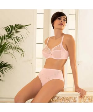 
• Zachte tule gecombineerd met Italiaans satijnen borduursel
• Brede randen en klassieke snit voor optimaal comfort
• Mantelafwerkingen bieden perfecte discretie onder kleding
• Onderkant van 100% katoen gevoerd voor een aangenaam gevoel op de huid

Over de Roos van Venetië: Lise Charmel bezwijkt voor de charme van de Stad van de Dogen en viert de betoverende schoonheid van de roos met deze elegante en romantische lijn.

62% Polyamide, 21% Elastaan, 7% Polyester, 10% Katoen