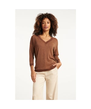 
Deze stijlvolle bruine Smashed Lemon top valt los en biedt een comfortabele, ontspannen pasvorm. Het hoogwaardige bruin-lurex materiaal met 75% viscose geeft de top een luxe uitstraling. De 3/4 mouwen en de V-hals zijn elegant afgewerkt met een subtiele bruine en gouden lurex tape, die ook terugkomt bij de manchetten en de zoom. Dankzij de korte lengte is deze dames top makkelijk te combineren met diverse casual en chique looks Belangrijkste kenmerken: • Warme bruine met gouden lurex details voor een verfijnde look • Losvallende pasvorm met 3/4 mouwen • V-hals afgewerkt met bruine en gouden lurex tape • Hoogwaardig materiaal met 75% viscose Verkrijgbaar in navy, brown.Specificaties :

 
 * Stijl: Tops 
 * Print: Uni 
 * Pasvorm: Losvallend 
 * Lengte: Kort 
 * Model is: 173 cm tall and wears size S/36 
 * Country of origin: Made in Turkey 
 * Verkrijgbaar in kleuren: Blauw, Bruin 
 * Lining: No 
 * Fabric composition: 75% Viscose 20% Lurex 5% Elasthan