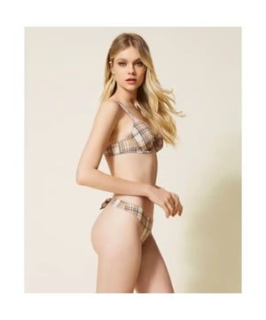 
Geruite beugelbh, niet-gewatteerd, met brede schouderbandjes met logo op de achterkant.Kies de perfecte combinatie van elegantie en ondersteuning met deze geruite, niet-voorgevormde beugelbeha. Schouderbandjes die breed zijn aan de voorkant en elastisch met jacquardlogo aan de achterkant, haaksluiting in twee standen en logostrik tussen de cups. De perfecte manier om een ​​vleugje grafische elegantie toe te voegen aan je dagelijkse lingerie.
 * Productcode: 222LI6C55
 * Meerkleurige chequeafdruk
 * 82% polyamide 18% elastaan. Voering: 81% polyamide 19% elastaan
 * Handwas, Niet bleken, Niet in de droger, Niet strijken, Niet chemisch reinigen, Wassen in koud water