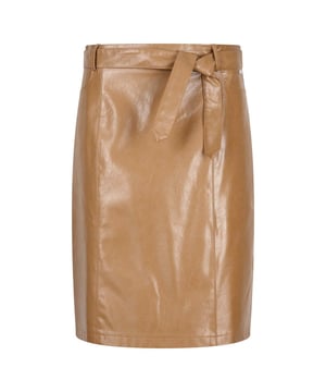 
"Maak je klaar om je stijlspel naar een hoger niveau te tillen met onze nieuwste must-have: de Regular Fit PU Rok. Deze trendy rok heeft een strak design en een comfortabele regular fit die je figuur flatteert. De rok is aan de achterkant gesloten met een rits voor gemakkelijk aan- en uittrekken en heeft riemlussen voor extra veelzijdigheid. Compleet met insteekzakken aan de voorkant en een merkmetalplaatje voor een vleugje elegantie, wordt deze rok ook geleverd met een aparte riem om een extra chique detail aan je outfit toe te voegen. Upgrade vandaag nog je garderobe met de Regular Fit PU Rok!" 100% polyurethane