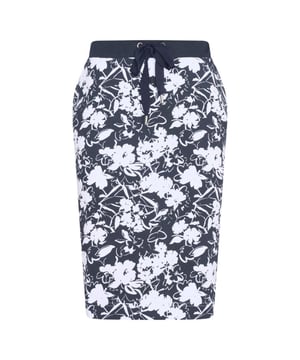 Scoor dit prachtige HV Society item nu in de uitverkoop in de HV Society outlet op V&D.
* Sportief, elegant sweatstof rokje * Effen en allover print zacht, elastisch viscose/katoensweatstof * Effen shell-stof taille, verstelbaar dankzij koord met merk * 2 insteekzakken op de voorkant * 2 nepzakken op de achterkant * Metalen logoplaatje op de voorkant * Geborduurd logo op de achterkant 48% cotton 47% modal 5% elastan
