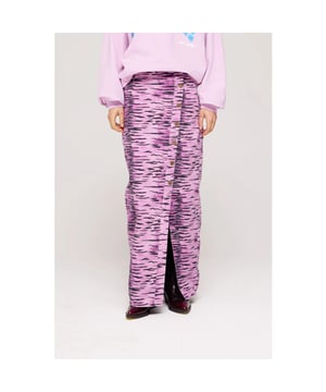 
<p>Turn heads with every step. De DYANA skirt is een echte eyecatcher dankzij de opvallende tijgerprint. Het nauwsluitende model accentueert je silhouet en de knoopsluiting aan de voorkant voegt een speels detail toe. De subtiele split zorgt voor een vleugje elegantie en bewegingsvrijheid. De rok is gemaakt van een comfortabele, stevige stof die perfect aansluit. Combineer met de LAKAAN sweater voor een trendy contrast of draag hem met de FENN longsleeve voor een sophisticated look. Of je nu gaat voor casual chic of een statement wilt maken, deze rok laat je altijd stralen. Ready to steal the spotlight?</p><br>Kleur: trashy tiger <br>
Materiaal: 100% katoen<br>
Het model is 178 cm en draagt maat S