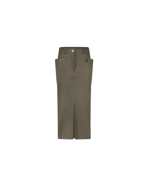 
De Petra skirt technical jersey SU524238 van JANE LUSHKA is een lange rok met split aan de voorkant, rits-knoopsluiting, riemlusjes, opgestikte zakken aan de voorkant en een zijwaardse split aan de achterkant. Deze rok is uitgevoerd in de kleur Army en het model op de foto is 1.79cm lang en draagt maat S.