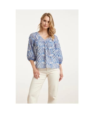 
Breng kleur en klasse in je garderobe met deze elegante cobaltblauwe Broderie Anglaise top van Smashed Lemon. Gemaakt van een luchtige katoenmix met prachtig opengewerkt borduurwerk, is deze top de perfecte combinatie van vrouwelijkheid en comfort.

 De V-hals en 3/4 mouwen zorgen voor een flatterend silhouet, ideaal voor zowel een casual dag als een stijlvolle avond uit. Combineer hem met een jeans, rok of pantalon en je bent klaar voor elke gelegenheid.

 Belangrijkste kenmerken:

  
 *  Kleur: Cobaltblauw

  
 *  Materiaal: Ademend katoen met broderie anglaise

  
 *  V-halslijn

  
 *  3/4 mouwen

  
 *  Comfortabele en vrouwelijke pasvorm

  
 *  Perfect voor lente en zomer