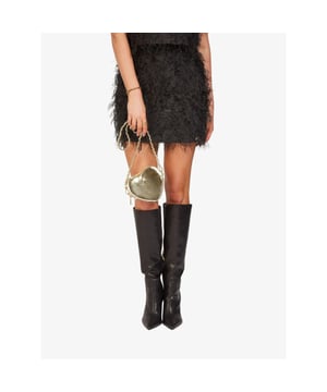
De Josh V Louka rok in de kleur Zwart is de perfecte minirok voor de feestdagen of andere feestelijke gelegenheden. De high rise minirok is verrijkt met faux feathers en zilverkleurig lurex. De rok sluit door middel van een blinde ritssluiting en is voorzien van elastiek aan de achterzijde voor extra draagcomfort. Ga voor de complete set en combineer de rok met de bijpassende Kiliana top. Maar ook draag je dit rokje perfect met een basic T-shirt voor een casual chic look.