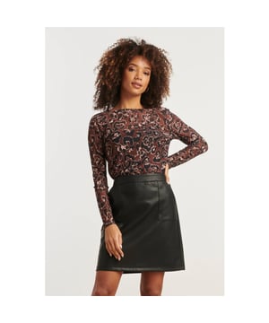 
Deze getailleerde mesh top van Smashed Lemon is een echte eyecatcher voor het najaar. De semi-transparante stof met cheetahprint in bruin en zwart zorgt voor een trendy en gedurfde uitstraling. De top is afgewerkt met een ronde halslijn en heeft lange, rechte mouwen voor een elegante en gestroomlijnde look. Dankzij de aansluitende pasvorm benadrukt deze top op subtiele wijze je silhouet. Perfect voor een avondje uit of om een basic outfit direct meer karakter te geven. Belangrijke punten: • Mesh top met opvallende cheetahprint in bruin en zwart • Ronde hals en lange rechte mouwen voor een moderne uitstraling • Getailleerde pasvorm – ideaal voor een vrouwelijke avondlookSpecificaties :

 
 * Stijl: Tops 
 * Print: Dieren 
 * Pasvorm: Getailleerd 
 * Lengte: Kort 
 * Model is: 173 cm tall and wears size S/36 
 * Country of origin: Made in P.R.C. 
 * Kleur: Brown-Black 
 * Lining: No 
 * Fabric composition: 95%Polyester 5%spandex