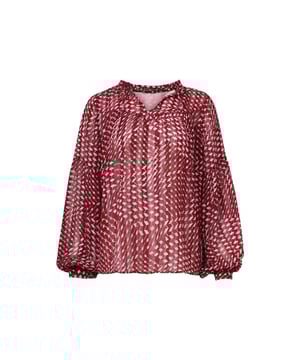 
Voeg een modieuze twist toe aan je garderobe met deze geometrische damesblouse van Smashed Lemon in een levendige mix van bordeaux en babyroze. De 100% viscose stof biedt een lichte, soepelvallende feel die perfect is voor een stijlvolle dag- of avondlook. De blouse is ontworpen met een vrouwelijke V-hals, afgewerkt met verfijnde ruches rond de halslijn voor een romantisch accent. De lange pofmouwen zorgen voor een elegante, luchtige look. Dankzij de korte, losvallende pasvorm combineer je deze blouse moeiteloos met een hoge taille jeans, rok of short. Belangrijkste kenmerken: - Gemaakt van 100% viscose - V-hals met ruchesafwerking en lange pofmouwen zorgen voor een vrouwelijke, - Geometrische print in bordeaux-babyroze en kort losvallend modelSpecificaties :

 
 * Stijl: Tops 
 * Print: Geometrisch 
 * Pasvorm: Losvallend 
 * Lengte: Kort 
 * Model is: 173 cm tall and wears size S/36 
 * Country of origin: Made in India 
 * Kleur: Bordeaux-Baby pink 
 * Lining: No 
 * Fabric
