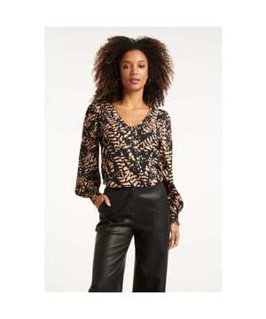 
Upgrade je garderobe met deze stijlvolle losvallende top van Smashed Lemon, gemaakt van 100% viscose voor een soepel en ademend draagcomfort. De top heeft een flatterende V-halslijn en lange pofmouwen, die zorgen voor een modieuze en vrouwelijke uitstraling. De abstracte zwart-camel print maakt dit kledingstuk een echte eyecatcher en het korte, losvallende model geeft je outfit een trendy en moderne twist. Belangrijkste kenmerken: - 100% viscose, licht en ademend materiaal - V-vormige halslijn voor een elegante look - Lange pofmouwen voor extra volume en stijl - Abstracte zwart-camel print voor een opvallende look - Losvallend en kort model, perfect voor een trendy outfitSpecificaties :

 
 * Stijl: Tops 
 * Print: Abstract 
 * Pasvorm: Losvallend 
 * Lengte: Kort 
 * Model is: 176 cm tall and wears size S/36 
 * Country of origin: Made in Turkey 
 * Kleur: Black-Camel 
 * Lining: No 
 * Fabric composition: 100% Viscose