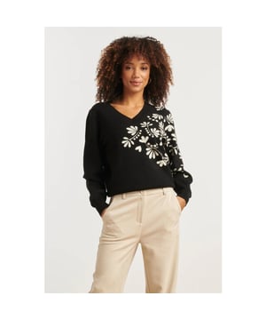 
Deze gebreide top van Smashed Lemon combineert een romantische bloemenprint met een moderne pasvorm in stijlvolle zwart-offwhite tinten. De V-hals en lange pofmouwen zorgen voor een elegante, vrouwelijke uitstraling, terwijl de losvallende korte pasvorm hem perfect maakt voor zowel casual als geklede looks. Gemaakt van een zachte en ademende knit met 52% viscose, is deze top ideaal voor elk seizoen. Belangrijke punten: - Romantische bloemenprint in neutrale zwart-offwhite kleuren – tijdloos en stijlvol - Elegante V-hals en lange pofmouwen – vrouwelijk en modern - Comfortabele losvallende fit met kort silhouet – makkelijk te combineren - Gemaakt van 52% viscose – luchtig, zacht en ademend - Perfect voor een outfit met een midi-rok, jeans of pantalon Specificaties :

 
 * Stijl: Gebreide Tops 
 * Print: Ornamentaal bloemen 
 * Pasvorm: Losvallend 
 * Lengte: Kort 
 * Model is: 176 cm tall and wears size S/36 
 * Country of origin: Made in P.R.C. 
 * Kleur: Black-Off white 
 * Lining: No
