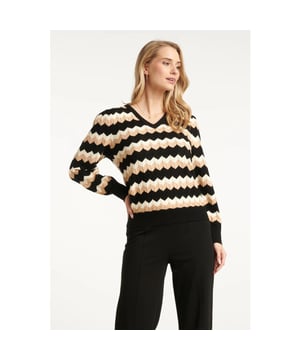 
Deze zwart-zandkleurige dames top van Smashed Lemon is een stijlvolle mix van comfort en grafische flair. De top heeft een vrouwelijke, getailleerde pasvorm, een V-hals en is uitgevoerd in een opvallend zigzagpatroon in neutrale tinten. Gemaakt van een zachte, gebreide stof met 49% viscose, biedt deze top een ademend en soepel draagcomfort. Dankzij de verfijnde afwerking en midi-lengte is deze top ideaal voor zowel casual als zakelijke outfits. Belangrijke punten: - Trendy zigzagprint in zwart en zand – grafisch en veelzijdig - Getailleerde fit en V-hals voor een elegante, flatterende look - Gemaakt van 49% viscose – zacht, ademend en comfortabel - Gebreid materiaal met stretch voor optimaal draaggemak Perfect om solo te dragen of als laagje onder een blazer Combineer deze gebreide zigzagtop met een zwarte broek, jeans of rok voor een moeiteloos chique uitstraling.Specificaties :

 
 * Stijl: Gebreide Tops 
 * Print: Zig-zag 
 * Pasvorm: Losvallend 
 * Lengte: Kort 
 * Model is: 173 cm